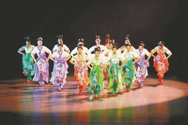 日昇配资 古典舞《蹴鞠图》
