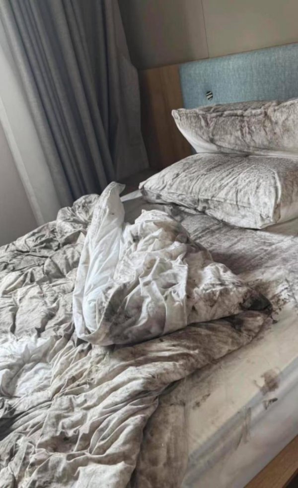 浩源配资 凌晨5点天花板突然喷污水持续半小时，房内3人化妆品衣物损失共1万8，如家酒店回应